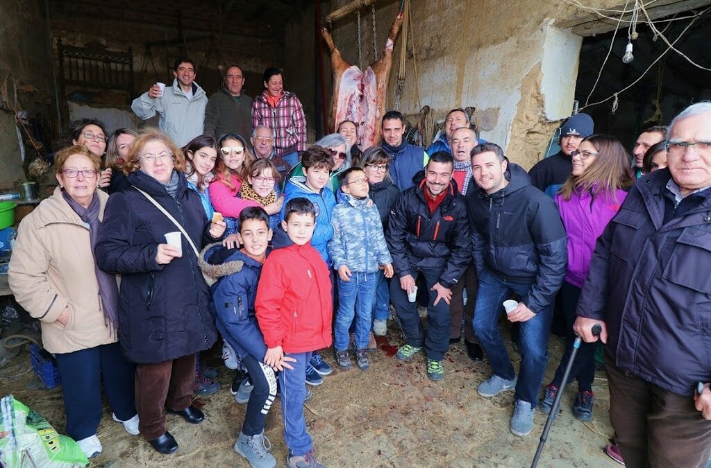 Medio centenar de personas arropan la tradición de la matanza en Castromocho