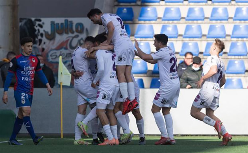 El Palencia Cristo gana en Langreo y duerme en ‘play-off’