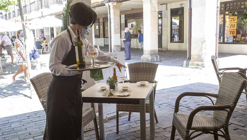 Los contratos de camareros suben un 80% por el turismo
