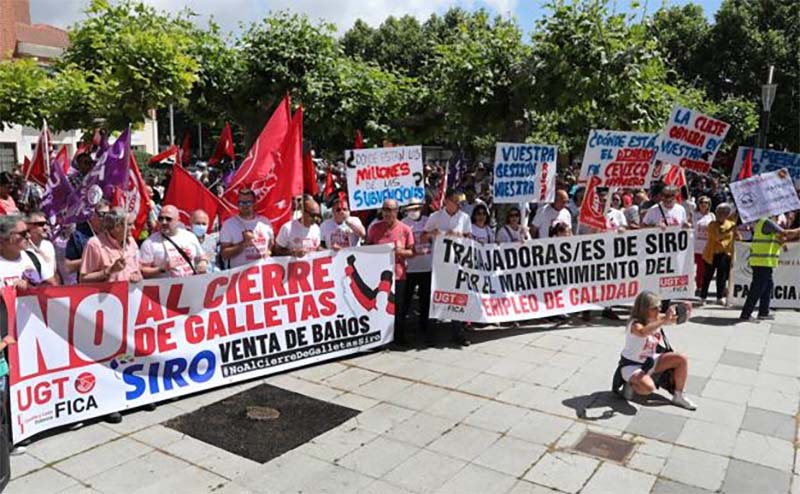 Un millar de manifestantes arropan a los trabajadores de Siro