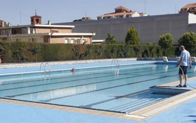 La Junta estudia una propuesta para ampliar y cubrir la piscina del Campo de la Juventud