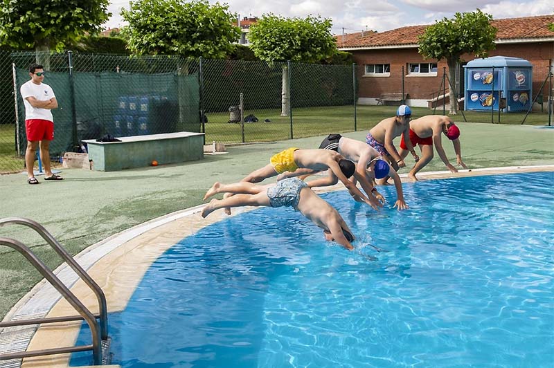 Las piscinas de verano se estrenan con una reducida afluencia