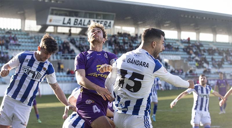 Una cara y dos cruces