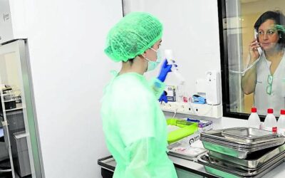 El hospital de Palencia inaugura una ‘sala blanca’ para preparar medicamentos