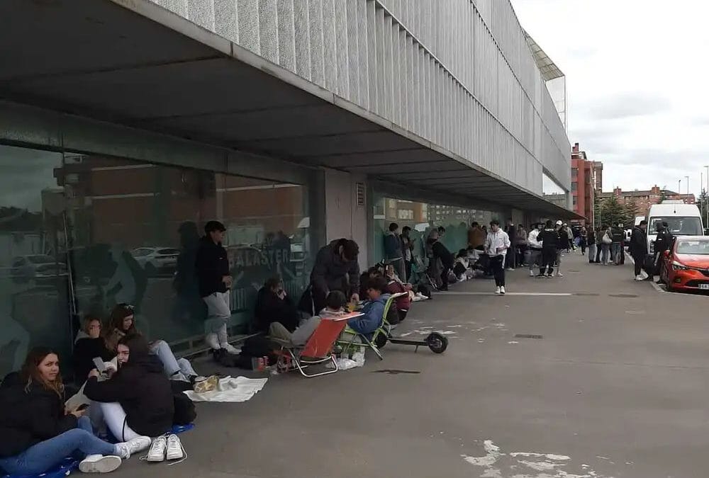 La cola para las entradas de la ITA coge forma