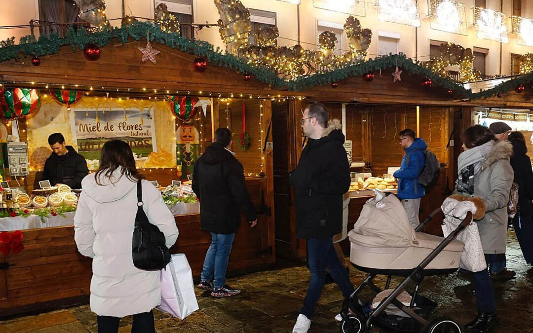Quince puestos instalan la Navidad en la Plaza Mayor